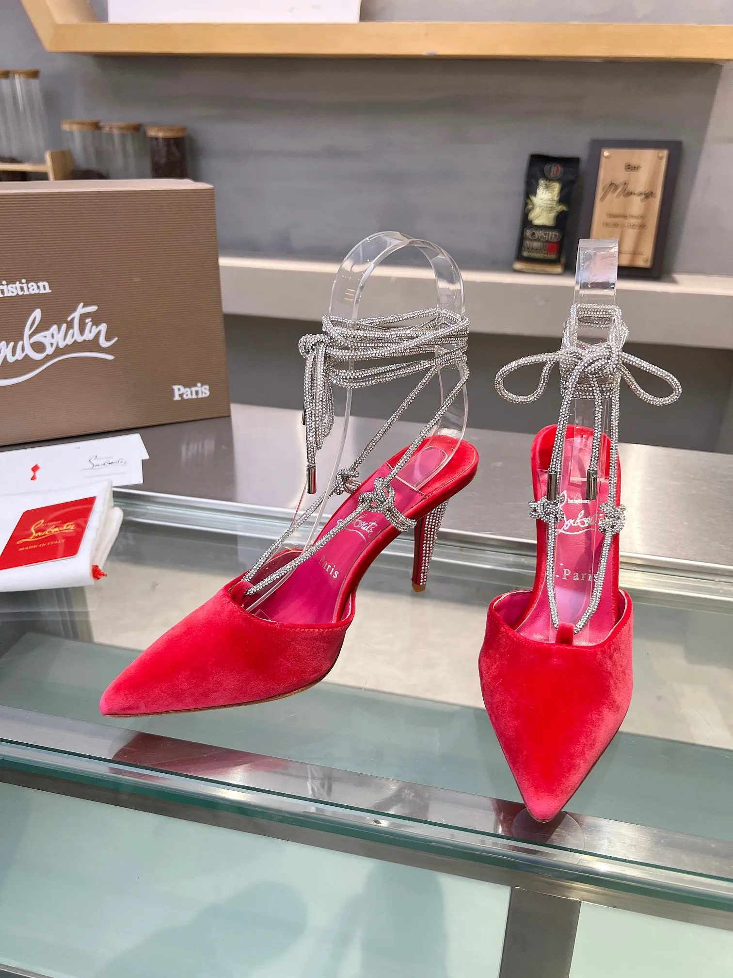 👟👟Ex-factory price 640👟👟 Christian Louboutin CL red-soled shoes‖ Globally limited edition! Blessings from Las Vegas❤ Inspired by the colorful neon of Las Vegas🎆 Handmade, exquisite craftsmanship❗Collectible work❗ Absolutely eye-catching presence🌟 The crystal strap wraps around the ankle and the heel is embellished with Czech diamonds. Sparkling like the stars of the Milky Way, fashionable and avant-garde, very exquisite, too beautiful, too beautiful, too beautiful. Stiletto fashion sandals are simply irresistible to the sexy goddess, releasing invincible femininity. The gorgeous red sole is like the red carpet that the queen walks on when she ascends to the top. The aura is fully activated in every minute, no matter in love or in the workplace, it is extremely attractive and full of femininity! Suitable for all kinds of gatherings 💎 Unbeatable classic, all original one-to-one mold customization 🍳Fabric: original material 🍳Inner: imported soft sheepskin lining feet 🍳Outsole: original genuine leather sole 🍳Heel height: 8.5cm 🍳Color: silver, classic black, pink 🍳Size : 35-39 (40/41/42/43 customized, non-returnable) standard code 🍳Packing: with cloth bag, card